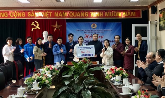 LĐLĐ TP Hải Phòng trao số tiền 150 triệu hỗ trợ xây nhà "Mái ấm Công đoàn" đến LĐLĐ tỉnh Cao Bằng. Ảnh: Đơn vị cung cấp.