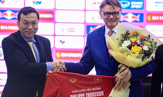 Ông Trần Quốc Tuấn - Chủ tịch VFF trao tặng hoa và áo cho huấn luyện viên Troussier. Ảnh: Minh Dân