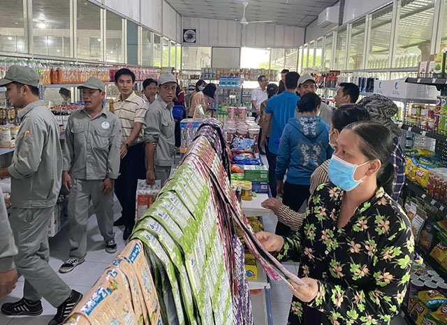 Một góc “Tạp hóa Công đoàn” cung cấp hàng hóa thiết yếu phục vụ công nhân lao động tại Công ty TNHH Xuất nhập khẩu Cỏ May. Ảnh: Lưu Hùng