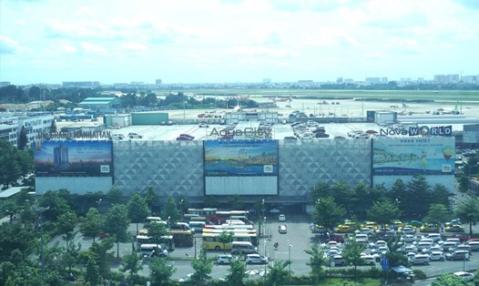 Nhà xe cao tầng lắp ghép ở sân bay Tân Sơn Nhất với công suất 6.000 xe máy, 1.500 xe ôtô và 700 xe taxi. Ảnh: Minh Quân