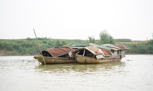 Người dân xóm vạn chài sông Lam (huyện Thanh Chương, Nghệ An) sống trên những chiếc thuyền cũ nát. Ảnh: Phạm Thông