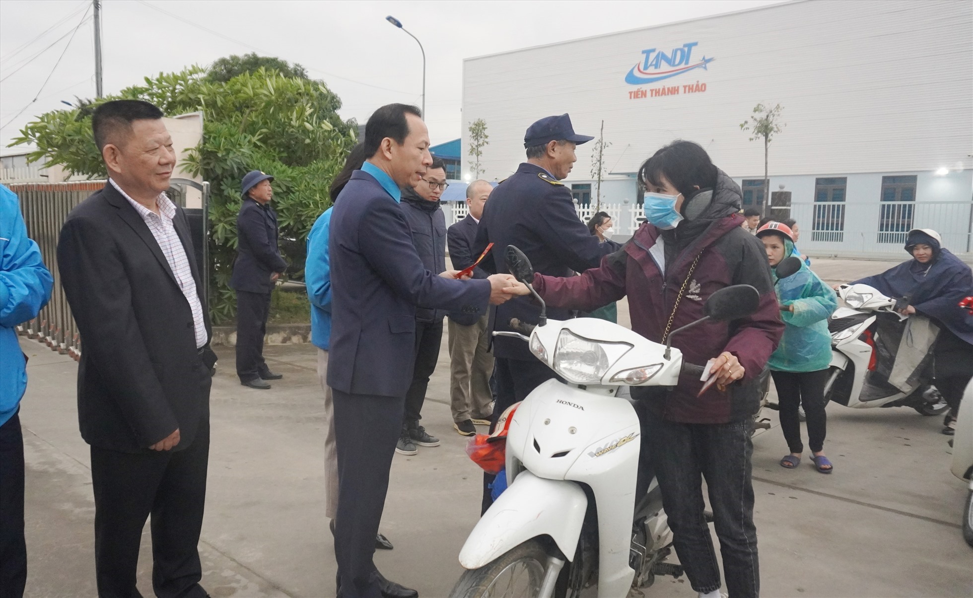 Ông Võ Mạnh Sơn - Chủ tịch LĐLĐ tỉnh Thanh Hóa lì xì công nhân tại cổng công ty. Ảnh: Quách Du