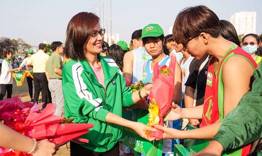 Bà Trần Thị Chính, đại diện công ty Nestlé Việt Nam trao quà cho các em học sinh. Ảnh: Nestlé Việt Nam