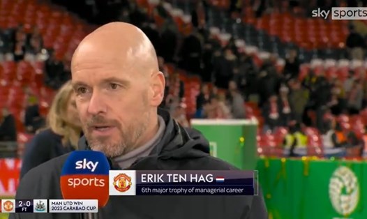 Erik ten Hag chia sẻ sau lễ ăn mừng cúp vô địch Carabao Cup của Man United. Ảnh cắt từ video