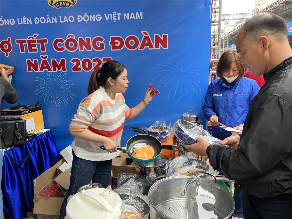 Người lao động mua sắm tại Chợ tết Công đoàn năm 2023 - một hình thức chăm lo mới của tổ chức Công đoàn dịp Tết. Ảnh: Linh Nguyên
