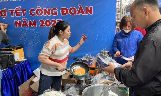 Người lao động mua sắm tại Chợ tết Công đoàn năm 2023 - một hình thức chăm lo mới của tổ chức Công đoàn dịp Tết. Ảnh: Linh Nguyên