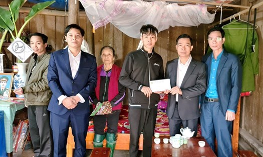 Lãnh đạo Liên đoàn Lao động huyện Cẩm Khê trao quà cho thân nhân đoàn viên công đoàn Nguyễn Thị Thái. Ảnh: Thanh Thuỷ
