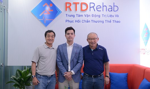 Huấn luyện viên Park Hang-seo cùng trợ lí Lee Young-jin tới thăm Trung tâm của bác sĩ Trần Huy Thọ (giữa). Ảnh: Nhân vật cung cấp