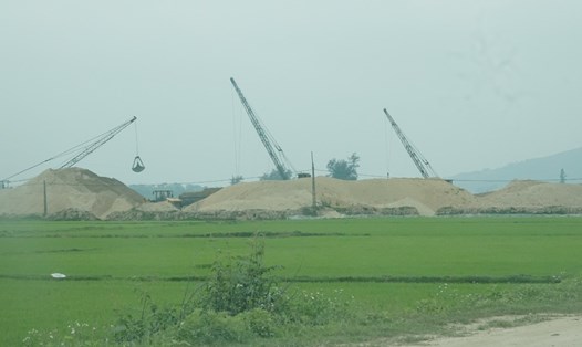 Hà Tĩnh lo ngại thiếu nguồn cát cung cấp cho dự án cao tốc Bắc - Nam. Trong ảnh là khai thác cát tại huyện Nghi Xuân, tỉnh Hà Tĩnh. Ảnh: Trần Tuấn