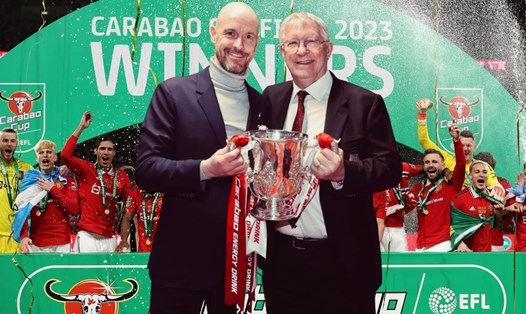 Ten Hag và Sir Alex Ferguson ăn mừng danh hiệu Carabao Cup.  Đồ họa: Văn An