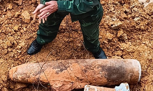 Quả bom nặng 120kg được phát hiện trong vườn nhà dân ở huyện Yên Thành (Nghệ An). Ảnh: Hải Đăng