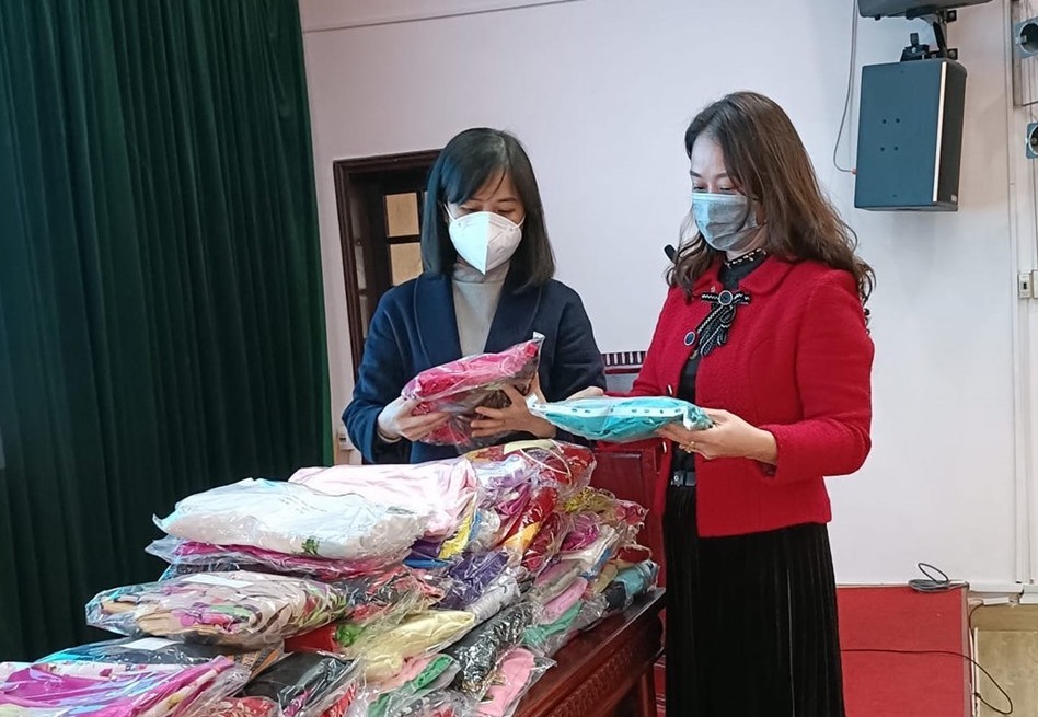 Cán bộ LĐLĐ tỉnh Thái Nguyên tiếp nhận áo dài ủng hộ nữ công nhân lao động có hoàn cảnh khó khăn nhân Ngày Quốc tế Phụ nữ 8.3.2022. Ảnh: Công đoàn Thái Nguyên