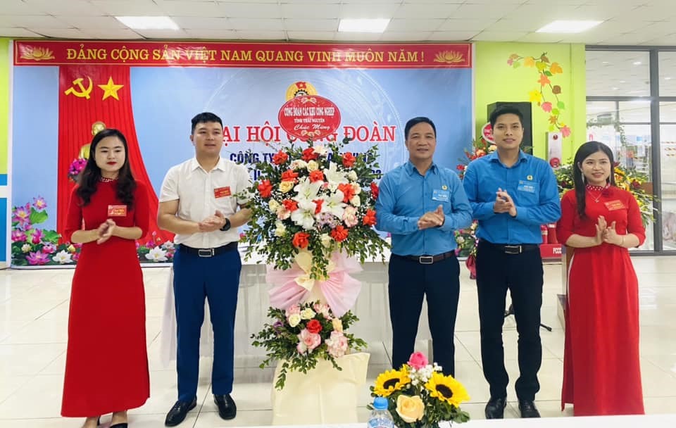 Ông Dương Văn Thái - Chủ tịch Các khu công nghiệp tỉnh Thái Nguyên (thứ 3, từ phải sang) - tặng hoa chúc mừng đại hội công đoàn cơ sở. Ảnh: Công đoàn Thái Nguyên