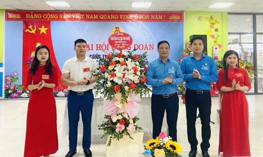 Ông Dương Văn Thái - Chủ tịch Các khu công nghiệp tỉnh Thái Nguyên (thứ 3, từ phải sang) - tặng hoa chúc mừng đại hội công đoàn cơ sở. Ảnh: Công đoàn Thái Nguyên