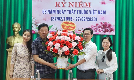 Ông Nguyễn Phi Khanh – Phó Chủ tịch thường trực LĐLĐ tỉnh tặng hoa Sở Y tế nhân Ngày Thầy thuốc Việt Nam. Ảnh: Đức Tuấn