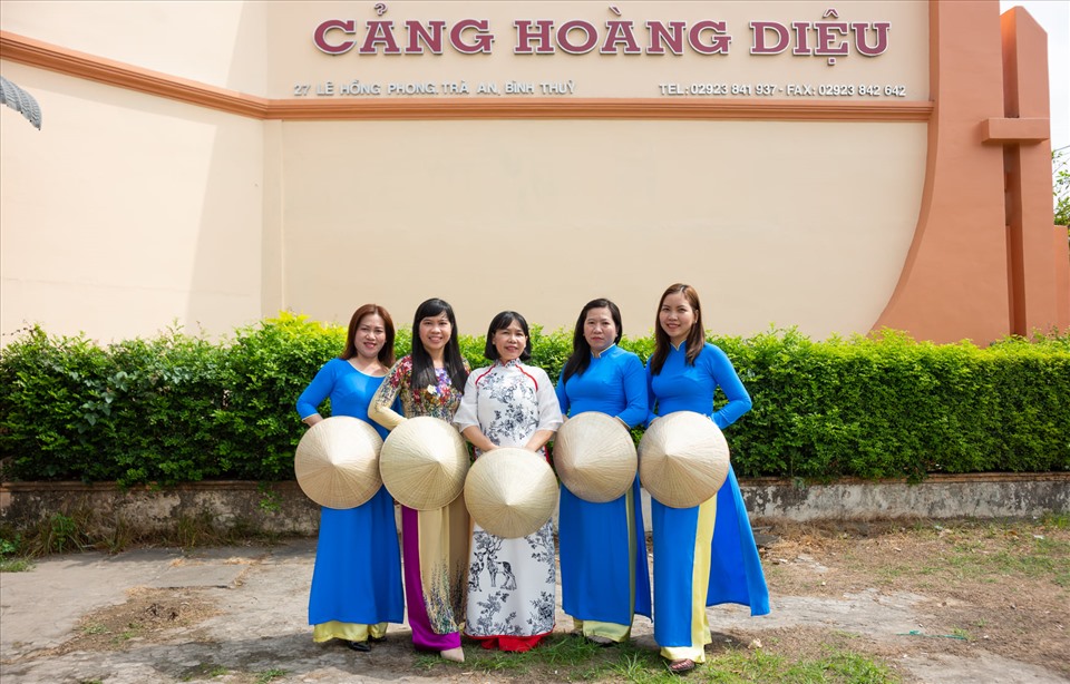 Công đoàn Tổng Công ty Hàng hải Việt Nam vận động nữ đoàn viên mặc áo dài trong  các ngày từ 1-8.3. Ảnh: Công đoàn TCty Hàng hải