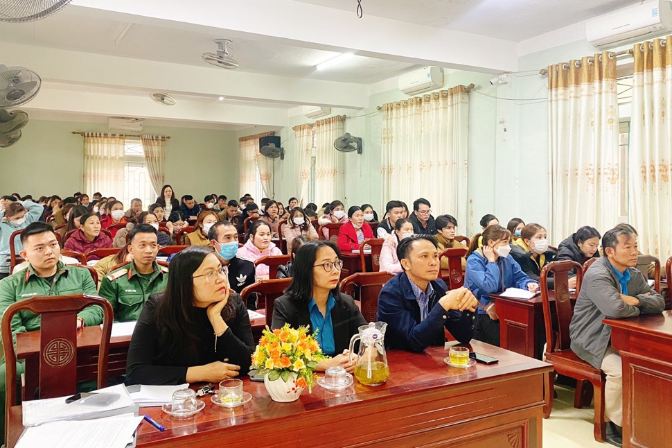 Các đại biểu cùng học viên tại lễ khai giảng lớp bồi dưỡng nhận thức về Đảng cho cán bộ công đoàn huyện Cẩm Xuyên. Ảnh: Công đoàn.