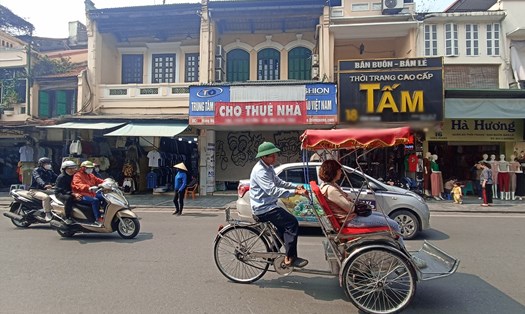 Lượng khách mua sắm sụt giảm nên nhiều hộ kinh doanh trên phố cổ Hà Nội phải treo biển cho thuê nhà, mặt bằng. Ảnh: Thu Giang