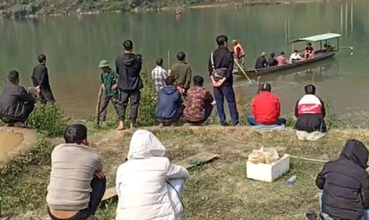 Hiện trường triển khai tìm kiếm nạn nhân đuối nước trên lòng hồ thủy điện ở Điện Biên. Ảnh: Thanh Bình