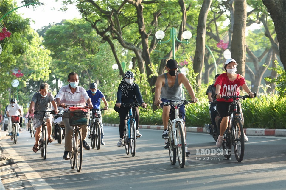 Đạp xe là một trong những cách giảm mỡ ở bắp chân hiệu quả. Ảnh: Tô Thế