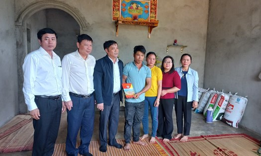Đoàn công tác do ông Lê Trọng Yên Phó Chủ tịch UBND tỉnh Đắk Nông đã đến thăm hỏi, chi buồn, động viên gia đình có con nhỏ bị đuối nước ở huyện Đắk Mil. Ảnh: Ngọc Huy