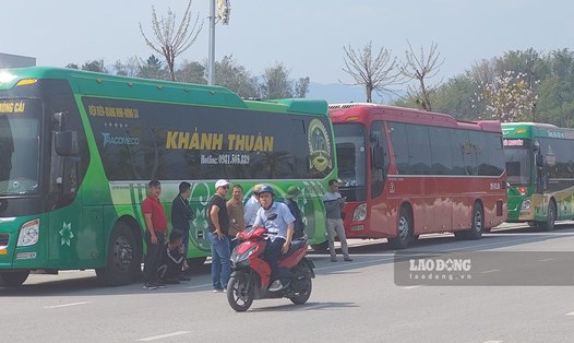 Các xe khách tại Điện Biên đã trở lại hoạt động sau khi dừng để phản đối chính sách thuế. Ảnh: Văn Thành Chương