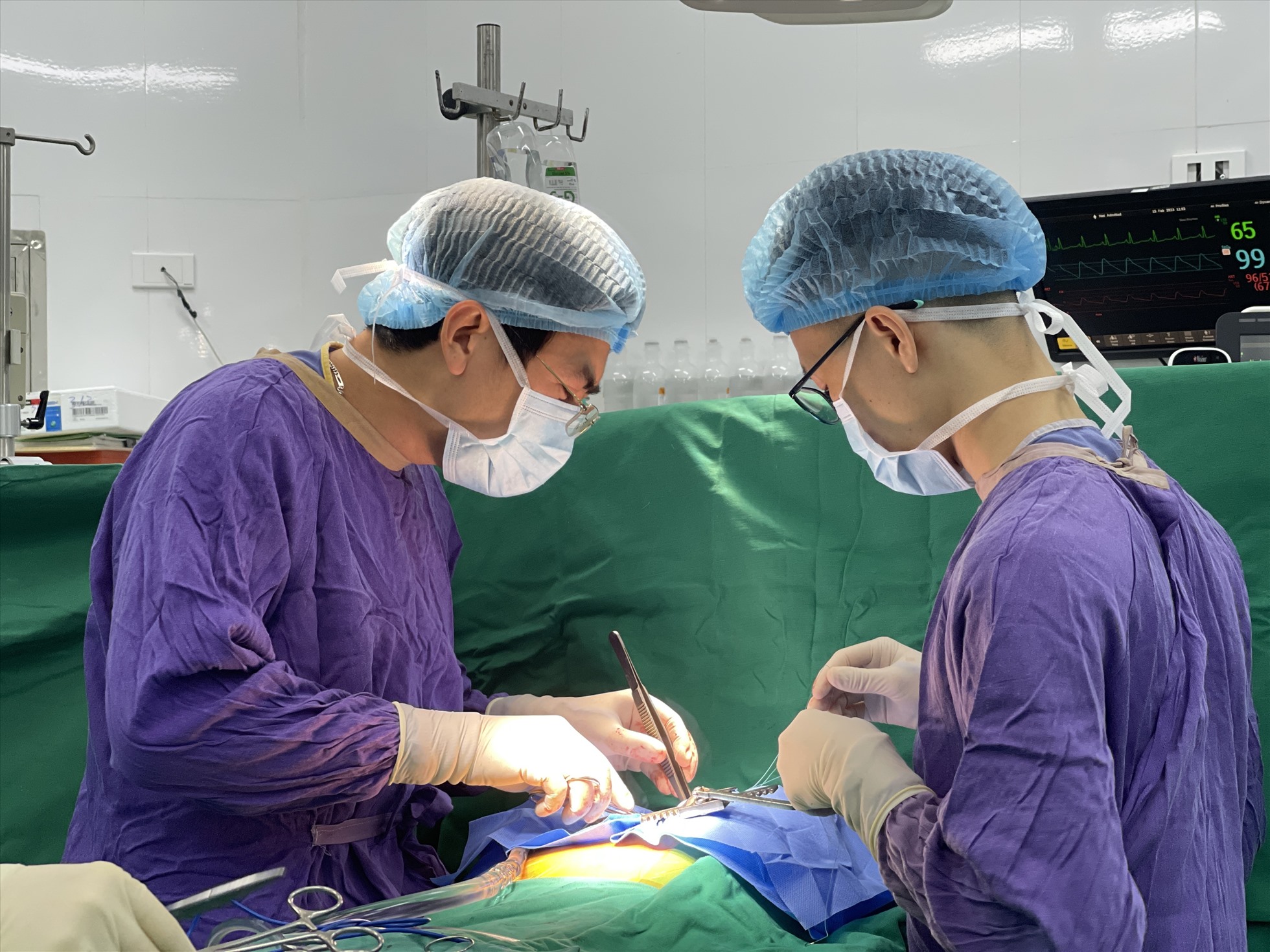 Các chuyên gia đang thực hiện ca ghép. Ảnh: Bệnh viện cung cấp