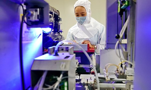 Một kỹ thuật viên làm việc tại xưởng của công ty sản xuất chip ôtô ở Tần Hoàng Đảo, tỉnh Hà Bắc, Trung Quốc. Ảnh: Xinhua