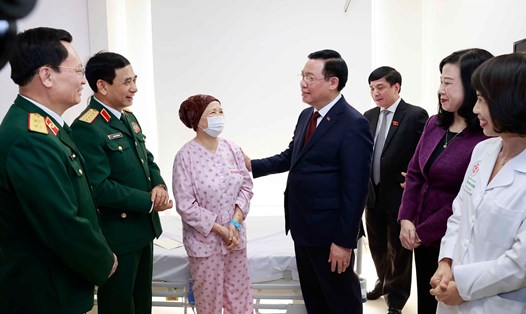 Chủ tịch Quốc hội Vương Đình Huệ thăm, tặng quà bệnh nhân tại Bệnh viện Trung ương Quân đội 108. Ảnh: Văn phòng Quốc hội