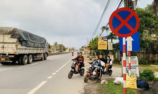 Tình trạng đi ngược chiều thường xuyên diễn ra trên đoạn đường QL1A qua địa bàn huyện Núi Thành, Quảng Nam. Ảnh: Nguyễn Hoàng