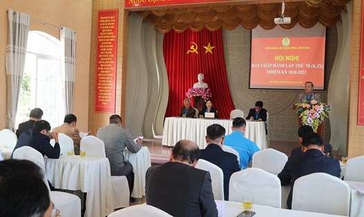 Ông Hoàng Liên, Chủ tịch tịch LĐLĐ tỉnh Lâm Đồng tiếp thu, giải trình các ý kiến thảo luận, góp ý tại hội nghị. Ảnh: Đức Thiệm
