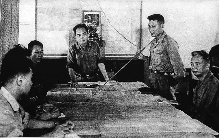 Đại tướng Võ Nguyên Giáp (giữa) và Trung tướng Đồng Sỹ Nguyên (bên phải) trong chiến dịch đường 9 Nam Lào 1971. Ảnh: Tư liệu TTXVN