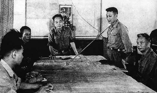 Đại tướng Võ Nguyên Giáp (giữa) và Trung tướng Đồng Sỹ Nguyên (bên phải) trong chiến dịch đường 9 Nam Lào 1971. Ảnh: Tư liệu TTXVN