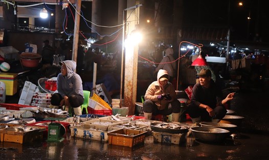 Chợ cá lớn nhất Đà Nẵng vắng khách mùa biển động. Ảnh: Nguyễn Linh
