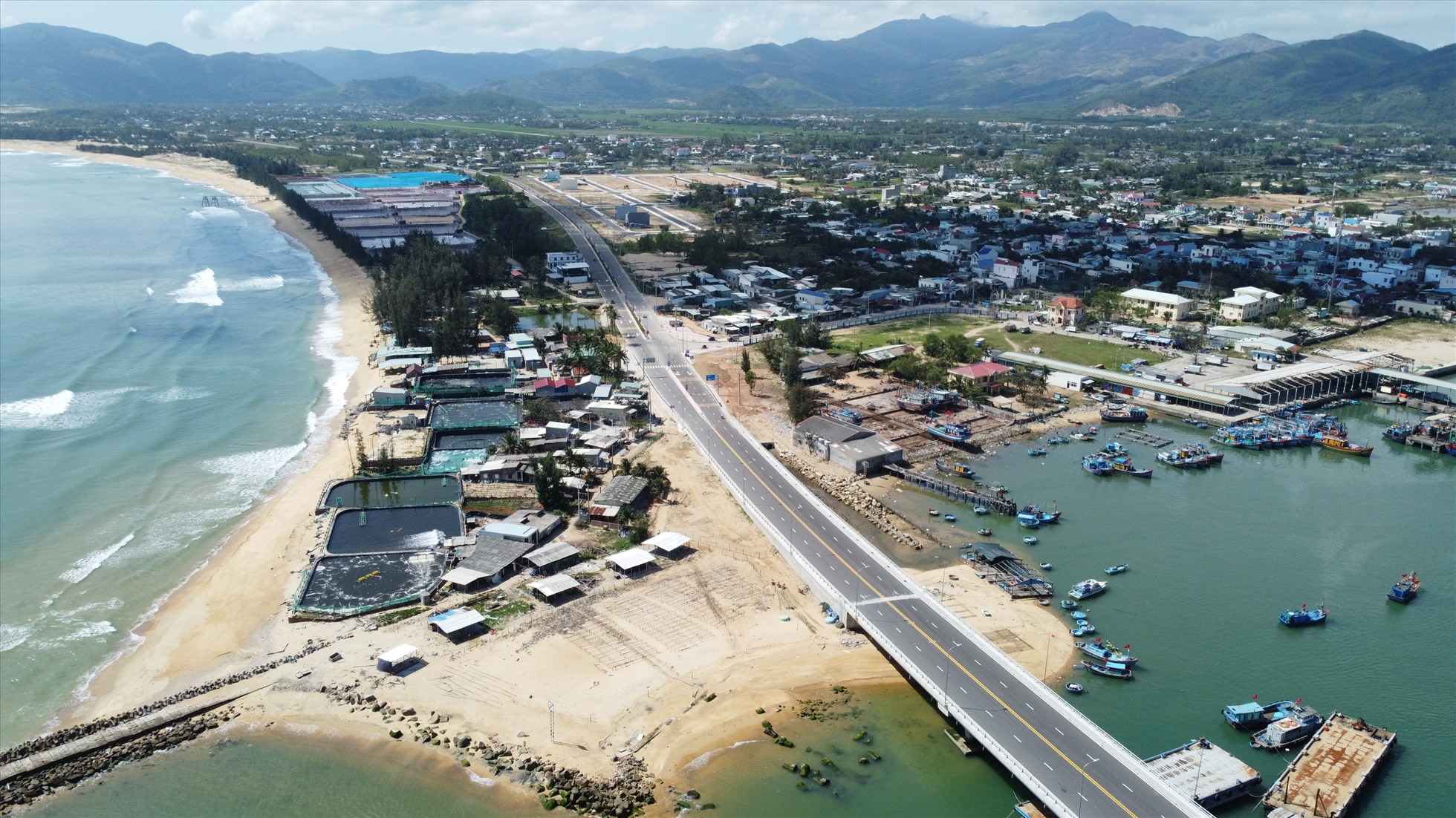 Bình Định: Tuyến đường ven biển sẽ là đòn bẩy để vùng đất võ trời văn bứt phá. Ảnh: Hoài Luân