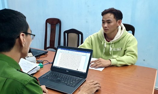 Nguyễn Minh Lâm đang làm việc với điều tra viên tại trụ sở Cơ quan CSĐT Công an tỉnh Phú Yên. Ảnh: Công an Phú Yên
