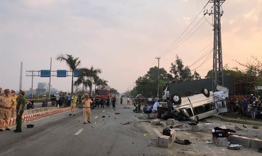 Hiện trường vụ tai nạn thảm khốc ở Quảng Nam khiến 9 người tử vong. Ảnh: UBATGTQG