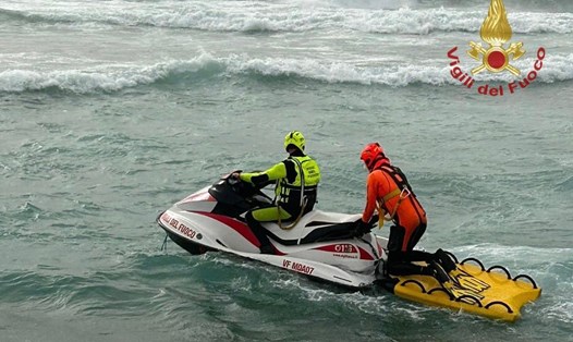 Lực lượng cứu hộ sau vụ chìm thuyền chở người di cư xảy ra ngoài khơi Italia ngày 26.2.  Ảnh: Cơ quan Italia về dịch vụ cứu hỏa và cứu hộ Vigili del Fuoco
