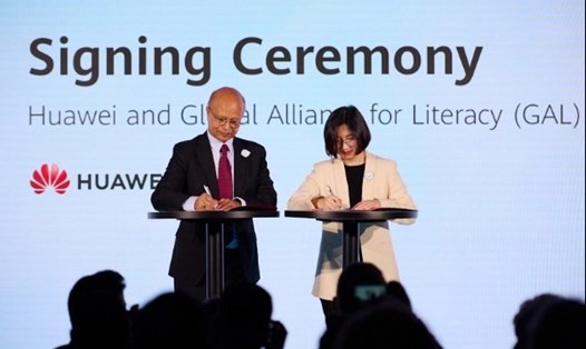 Bà Vicky Zhang – Phó Chủ tịch Truyền thông Doanh nghiệp của Huawei và ông David Atchoarena – Giám đốc UIL ký Thỏa thuận Hợp tác giữa Huawei và GAL. Ảnh: Huawei