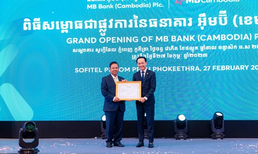 Ông Chea Chanto – Thống đốc Ngân hàng Quốc gia Campuchia (bên trái) trao giấy phép hoạt động cho ông Đinh Quang Huy – Chủ tịch HĐQT MBCambodia (bên phải). Ảnh: MB