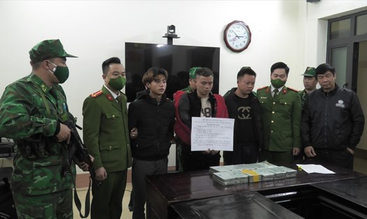 Lực lượng phối hợp bắt giữ 3 đối tượng vận chuyển trái phép 22 bánh heroin. Ảnh: Biên phòng Lào Cai.