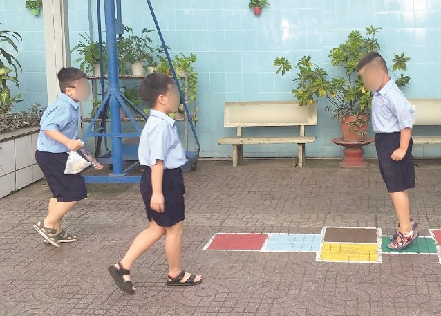 Trẻ em tham gia các hoạt động vui chơi. Ảnh: Hạ Mây