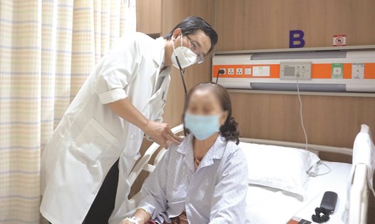 Bác sĩ khám cho bệnh nhân sau khi gắp xương ra khỏi phổi. Ảnh: Bệnh viện Đa khoa Tâm Anh TPHCM cung cấp.