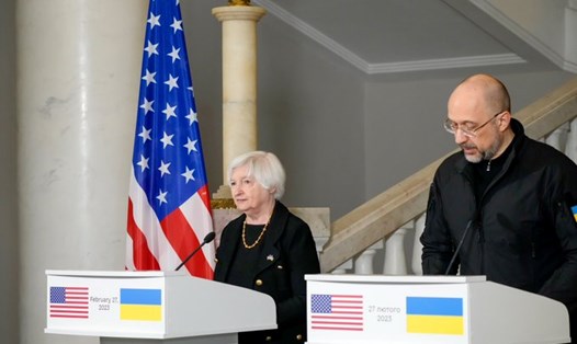 Bộ trưởng Tài chính Mỹ Janet Yellen (trái) họp báo với Thủ tướng Ukraina Denys Shmyhal. Ảnh: Twitter Bộ trưởng Janet Yellen