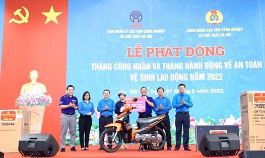 Lễ phát động Tháng Công nhân và Tháng Hành động về an toàn vệ sinh lao động năm 2022 do Công đoàn Các khu công nghiệp - chế xuất Hà Nội tổ chức. Ảnh: Kim Chung