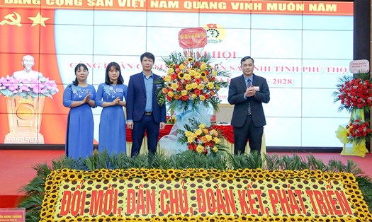 Ông Phạm Sơn – Phó Chủ tịch Liên đoàn Lao động tỉnh Phú Thọ tặng hoa chúc mừng tại đại hội. Ảnh: Đào Lan
