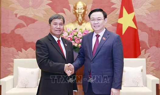 Chủ tịch Quốc hội Vương Đình Huệ và Phó Chủ tịch Quốc hội Lào Khambay Damlath  Ảnh: TTXVN