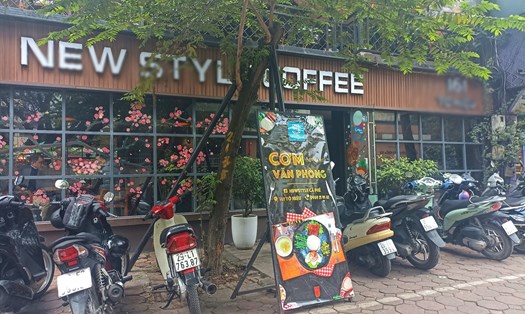 Cửa hàng cà phê bán cả cơm trưa văn phòng (trên phố Tô Hiệu, Hà Nội) để giảm gánh nặng chi phí mặt bằng. Ảnh: Thu Giang