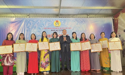 Liên đoàn Lao động huyện Sóc Sơn trao khen thưởng cho chị em nhân kỷ niệm 113 năm Ngày Quốc tế Phụ nữ 8.3, 1983 năm khởi nghĩa Hai Bà Trưng. Ảnh: Thanh Nhàn