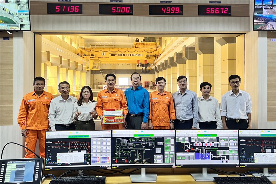 Đoàn công tác của Công đoàn Điện lực Việt Nam tặng quà phân xưởng vận hành Nhà máy thuỷ điện Pleikrông. Ảnh: Tô Điểm